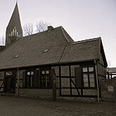 ggad_foto_schliemann_gedenkstaette_eckig_sw_warm_png_001